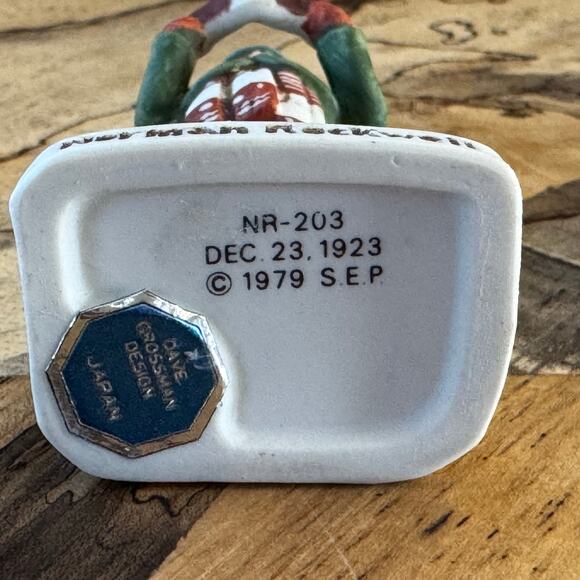 1979 Vintage Norman Rockwell Boy Singing Christmas Carols w/ Dog Figure, NR 203 - Picture 10 of 11